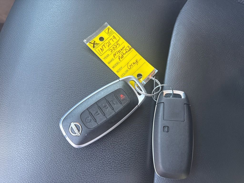 Used 2025 Nissan Pathfinder SL AWD/4WD image 36