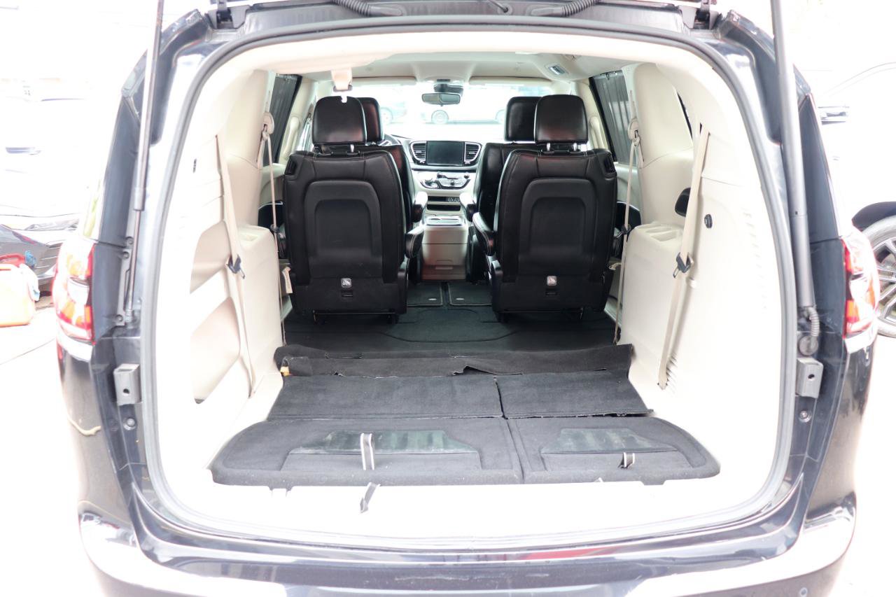 Used 2023 Chrysler Pacifica Touring-L image 61