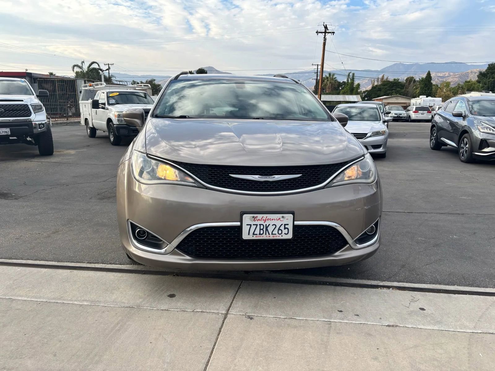 Used 2017 Chrysler Pacifica Touring-L image 3
