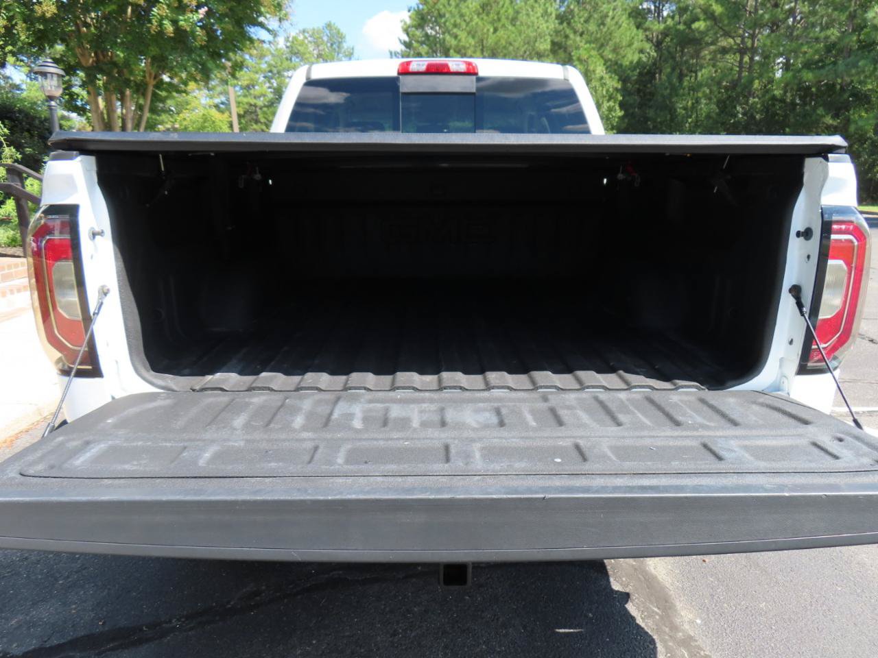 Used 2017 GMC Sierra 1500 SLT w/ SLT Premium Package AWD/4WD image 16