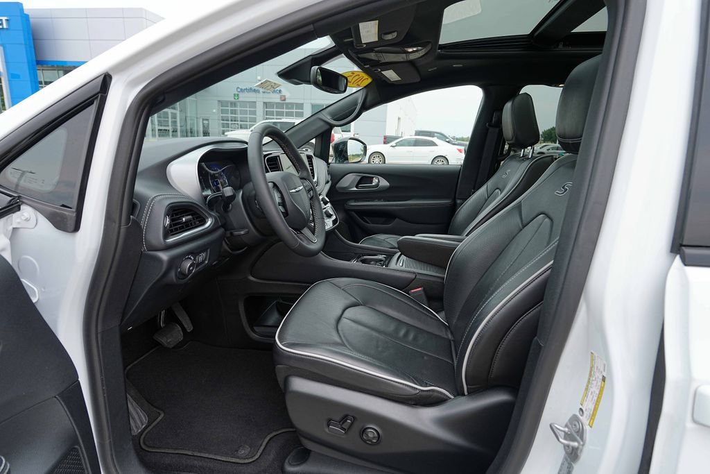 Used 2025 Chrysler Pacifica Limited FWD image 16