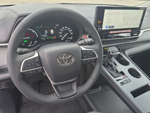 Used 2025 Toyota Sienna XLE image 17