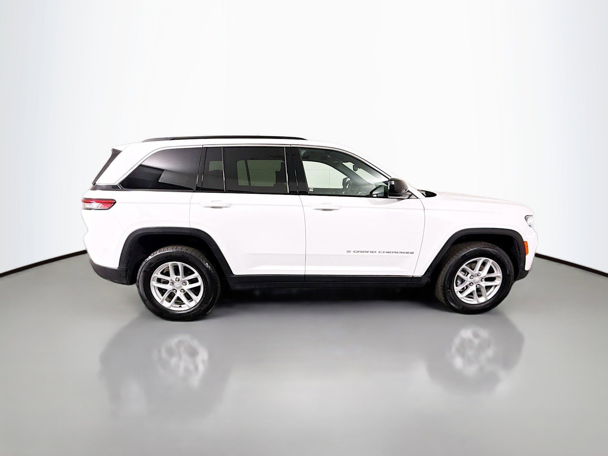 Used 2024 Jeep Grand Cherokee Laredo X image 11