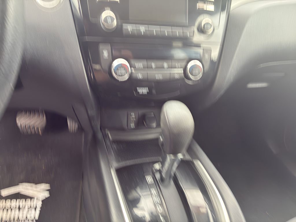 Used 2016 Nissan Rogue SV image 23