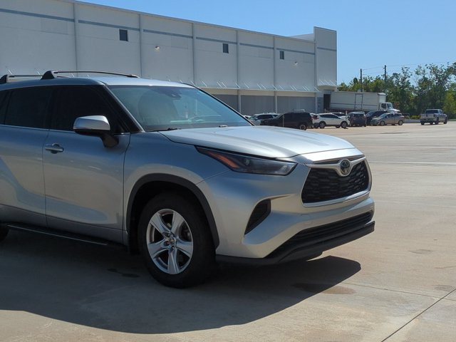 Used 2022 Toyota Highlander L FWD image 3