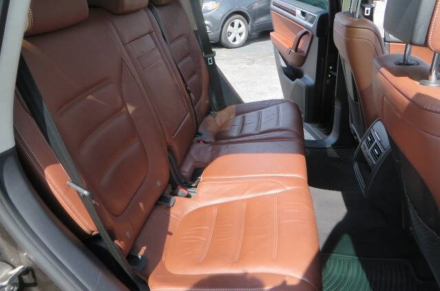 Used 2016 Volkswagen Touareg Sport AWD/4WD image 33