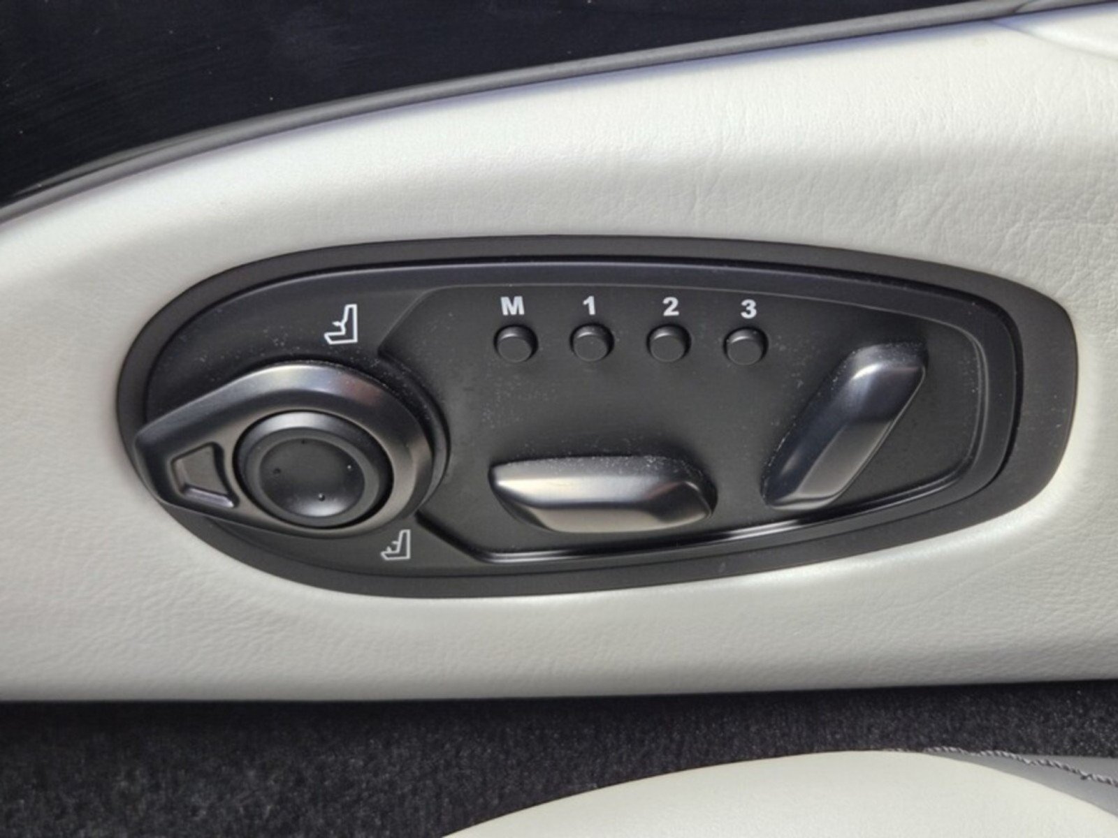 Used 2023 Aston Martin V8 Vantage Roadster RWD image 34