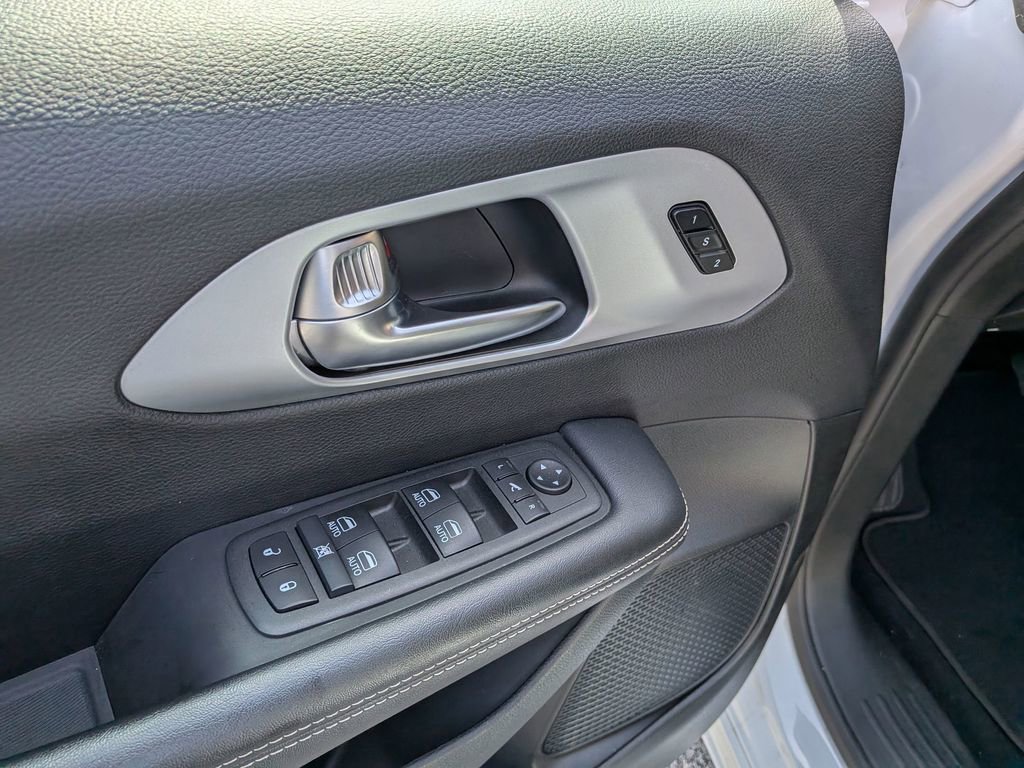 Used 2025 Chrysler Pacifica Limited image 11