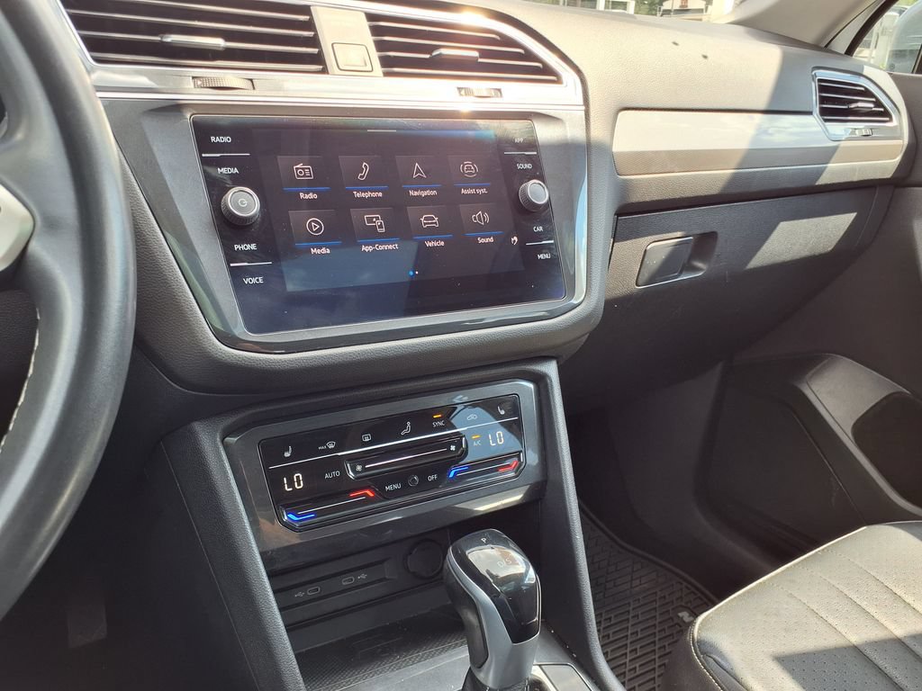 Used 2022 Volkswagen Tiguan SE w/ Panoramic Sunroof Package FWD image 30
