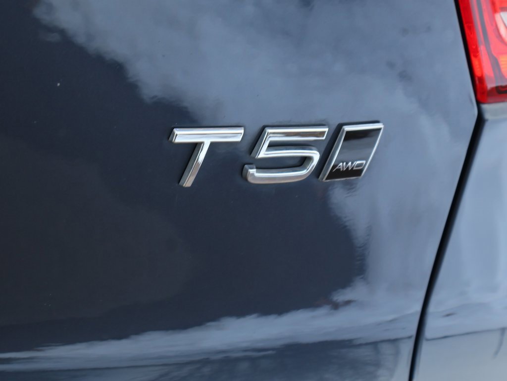 Used 2022 Volvo XC40 T5 Momentum image 21