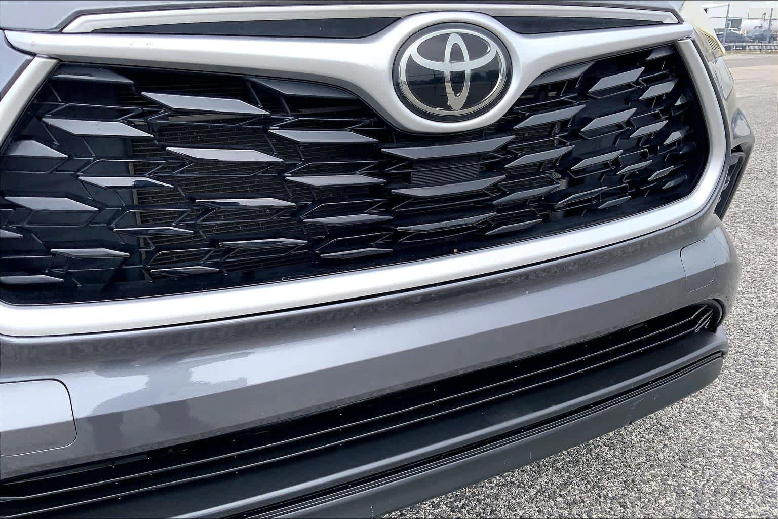Used 2022 Toyota Highlander LE FWD image 29