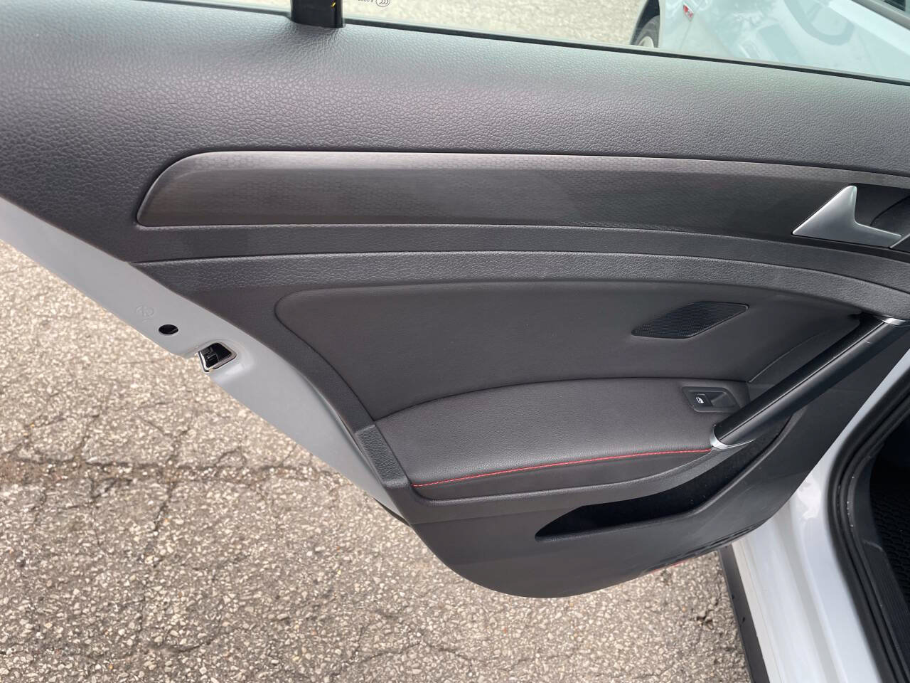 Used 2019 Volkswagen Golf 4-Door FWD image 18
