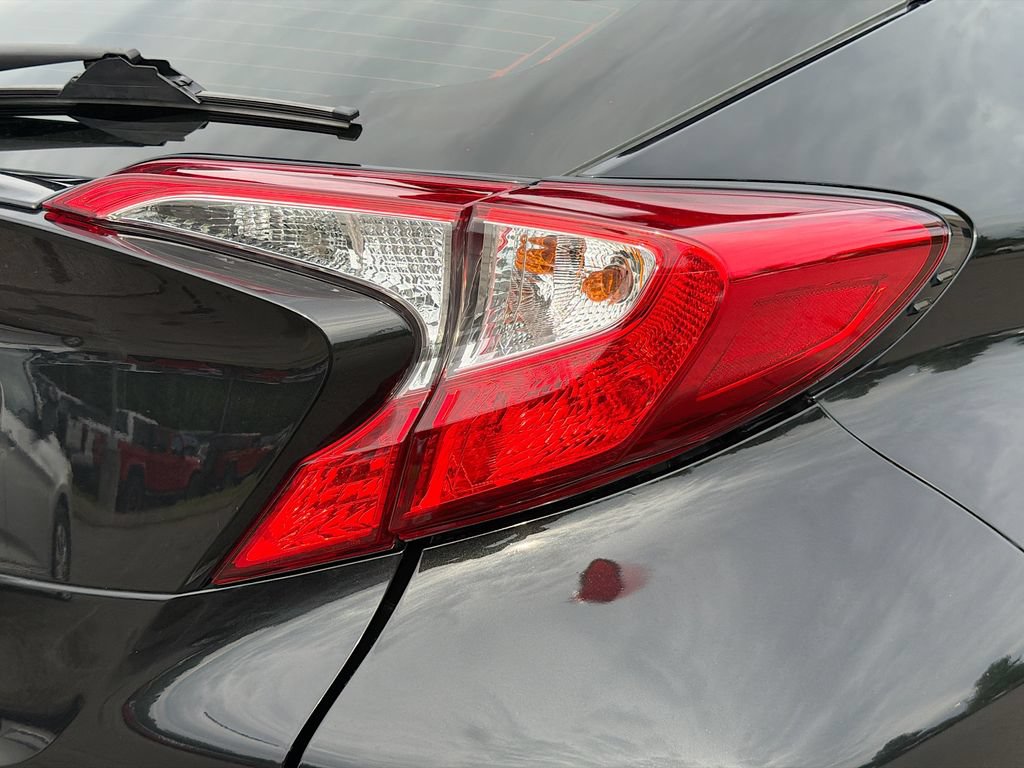 Used 2021 Toyota C-HR XLE FWD image 11