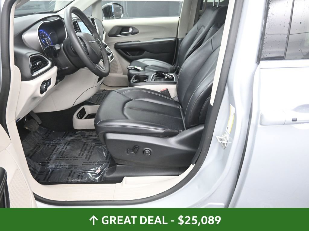Used 2024 Chrysler Pacifica Touring-L image 31