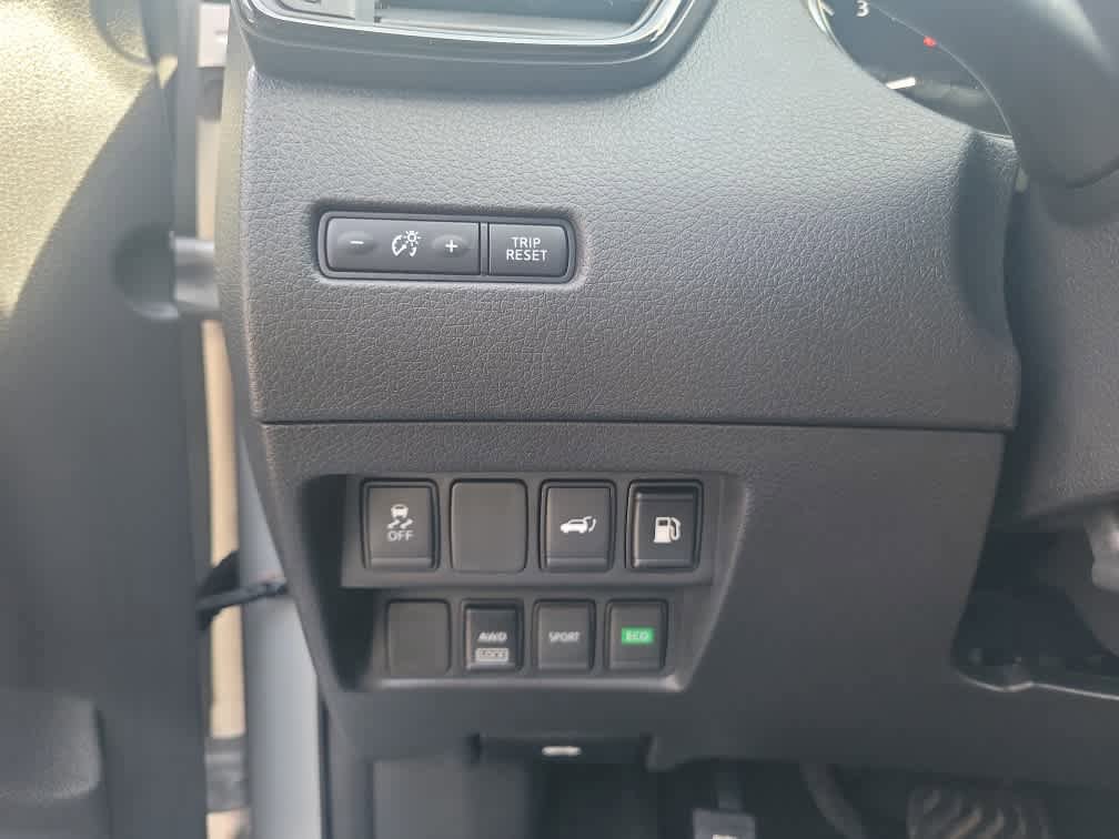 Used 2018 Nissan Rogue SV AWD/4WD image 18