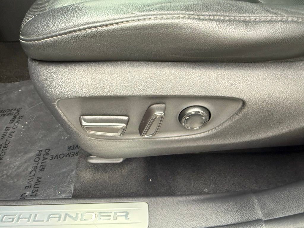 Used 2020 Toyota Highlander Limited image 6