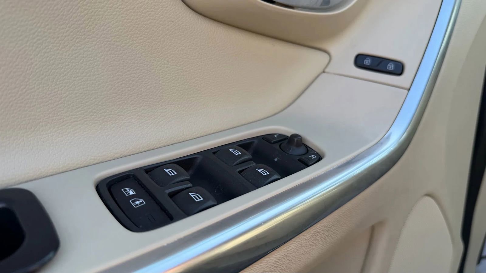 Used 2016 Volvo XC60 T5 Platinum image 24