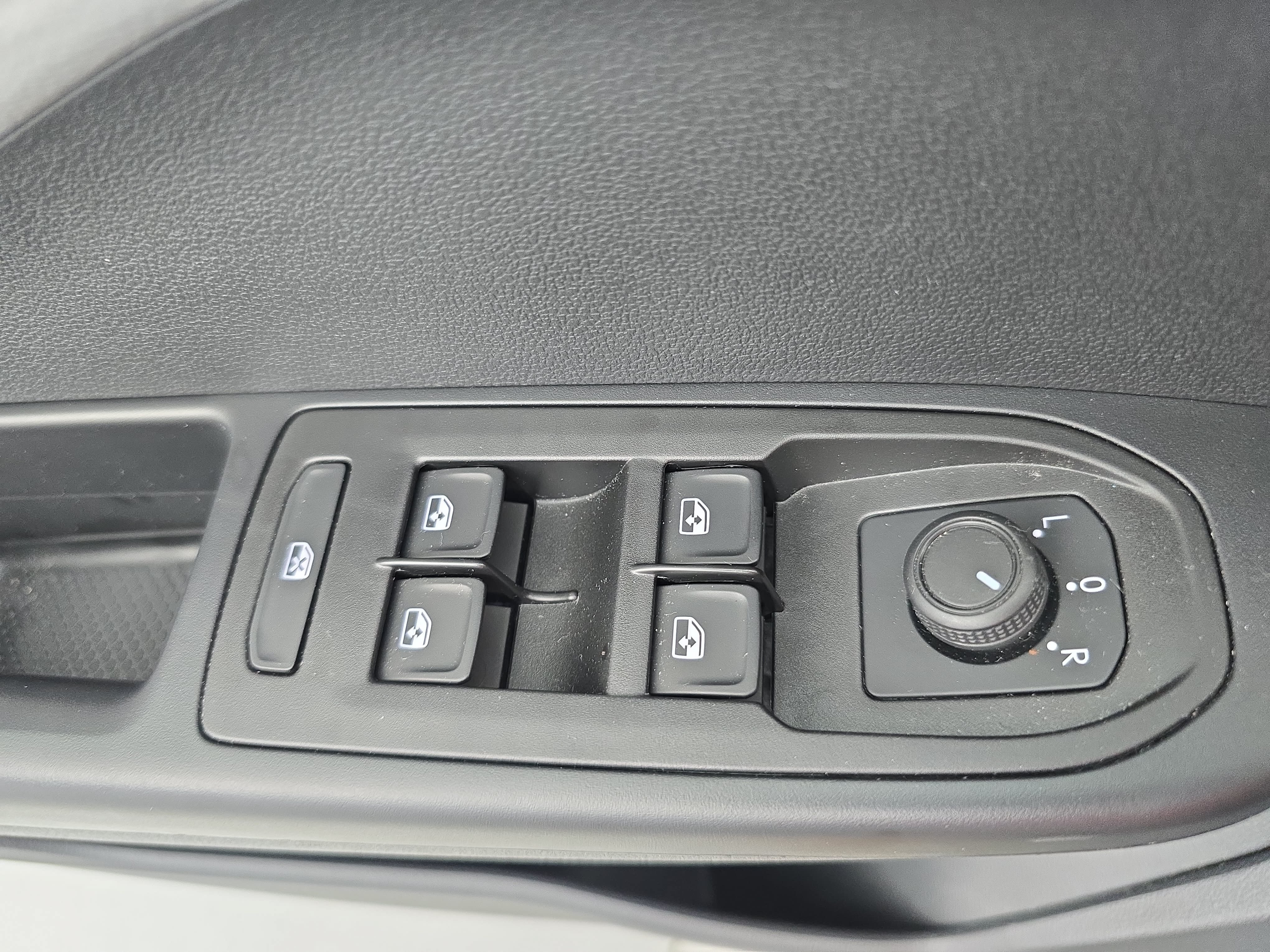 Certified 2023 Volkswagen Taos S FWD image 27