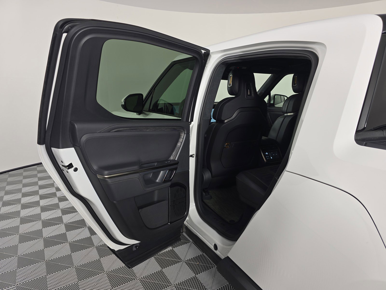 Used 2022 Rivian R1T Adventure image 17