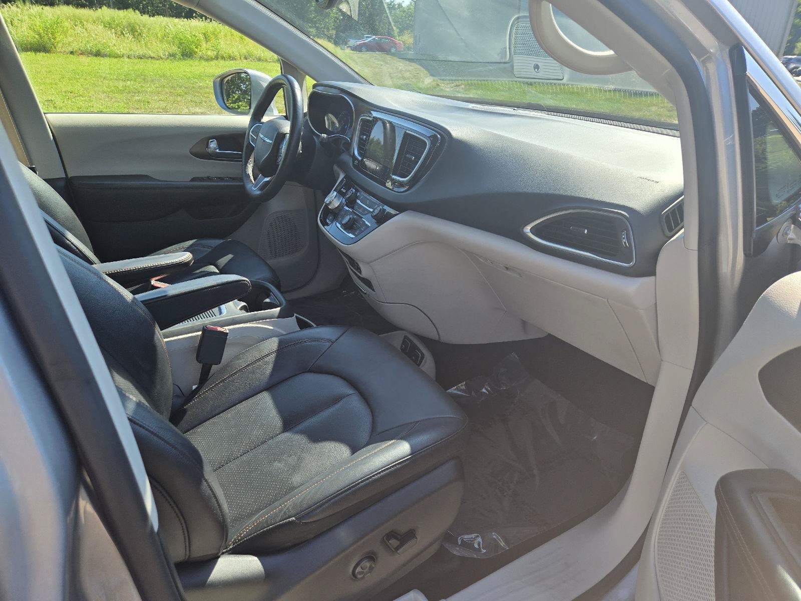 Used 2019 Chrysler Pacifica Touring-L Plus w/ Tire & Wheel Group FWD image 22