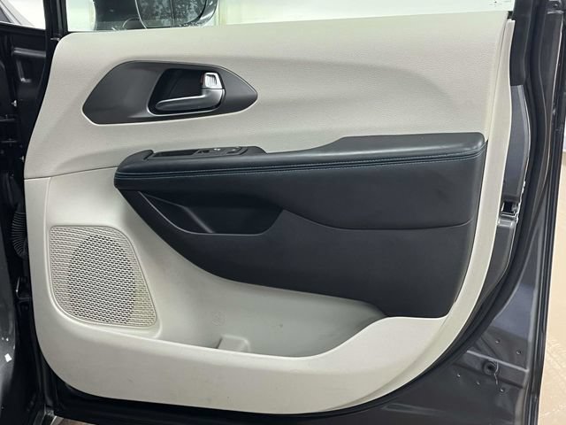 Used 2021 Chrysler Pacifica Touring w/ Cold Weather Group FWD image 29