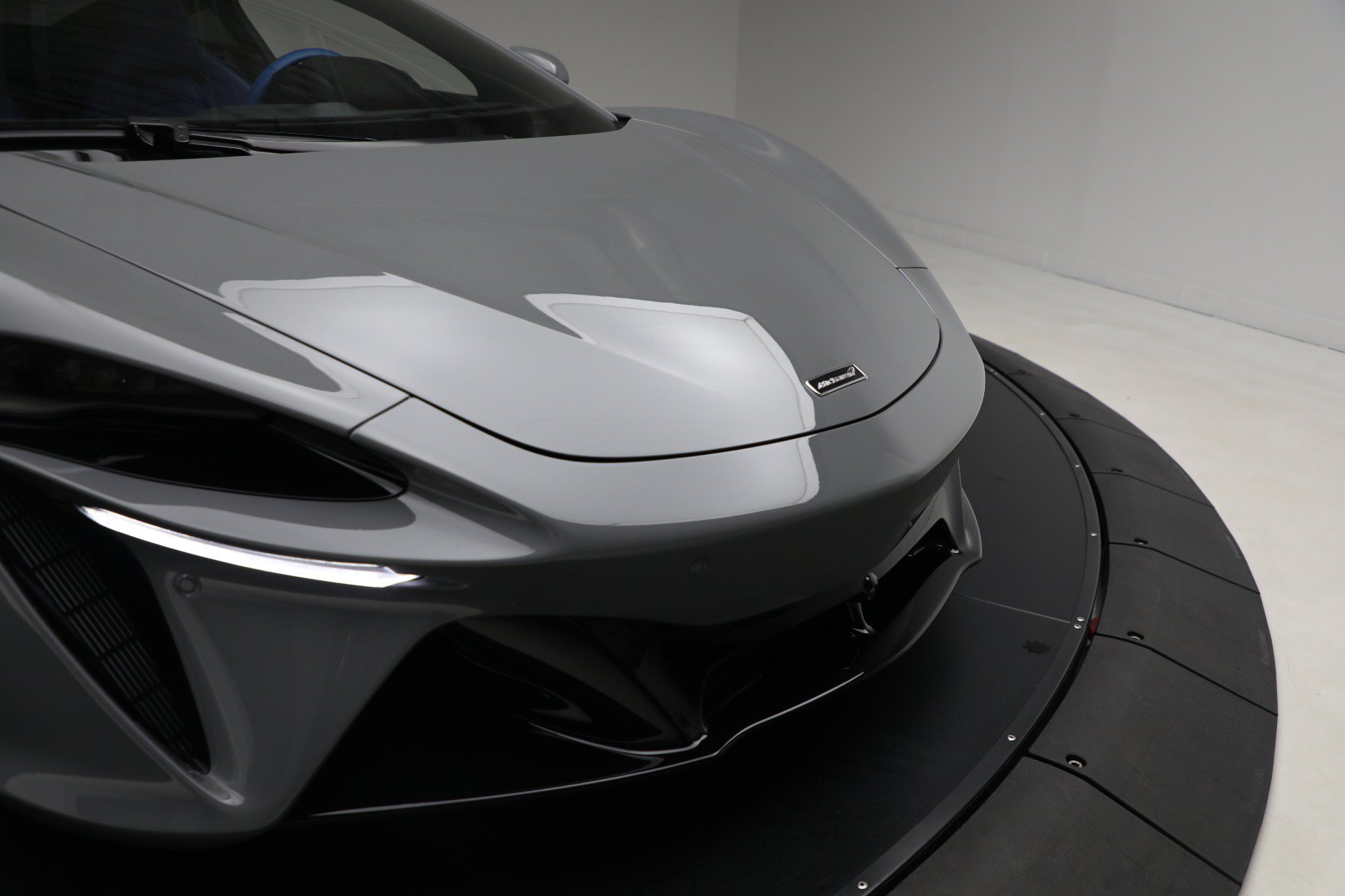 Used 2023 McLaren Artura RWD image 32