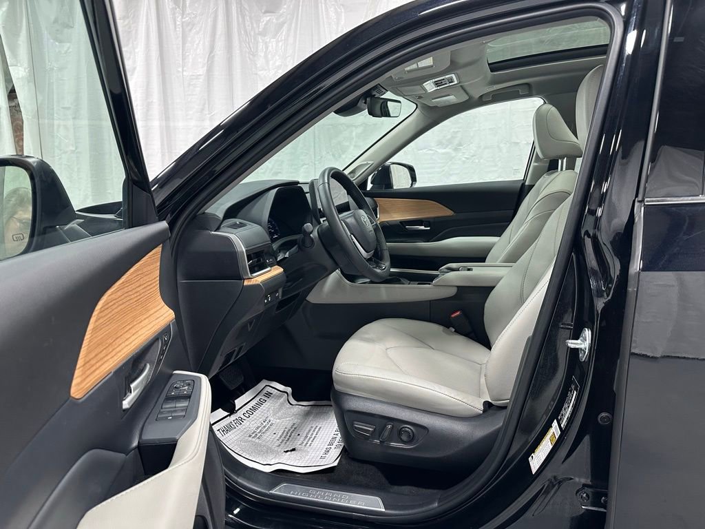 Used 2025 Toyota Grand Highlander AWD image 10