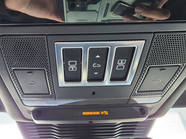 Used 2025 Land Rover Discovery Dynamic SE image 11