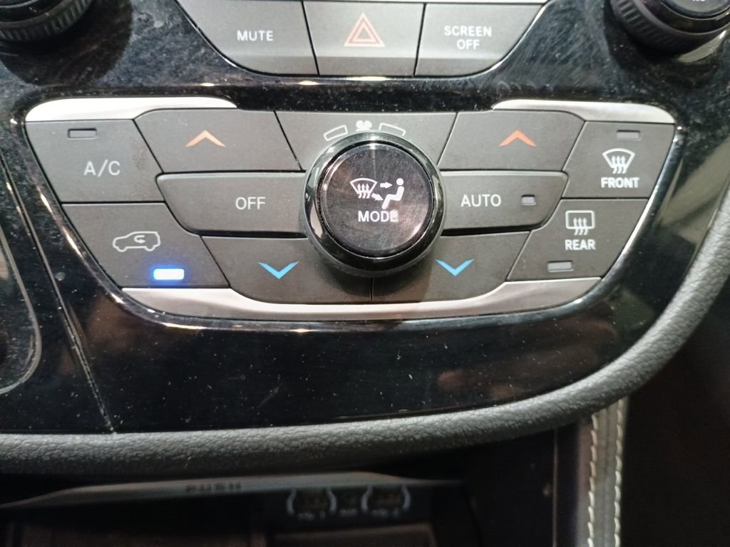 Used 2023 Chrysler Pacifica Limited w/ Uconnect Theater Family Group image 20