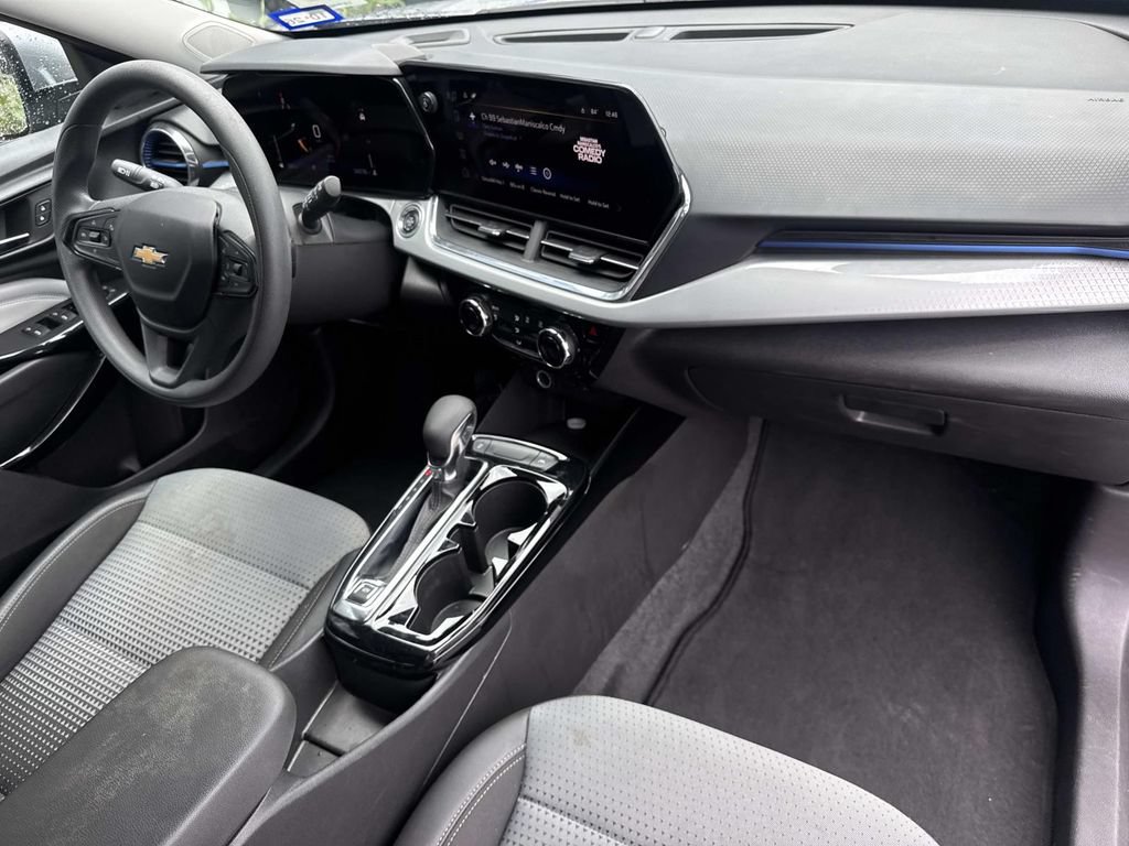 Used 2025 Chevrolet Trax LT FWD image 13