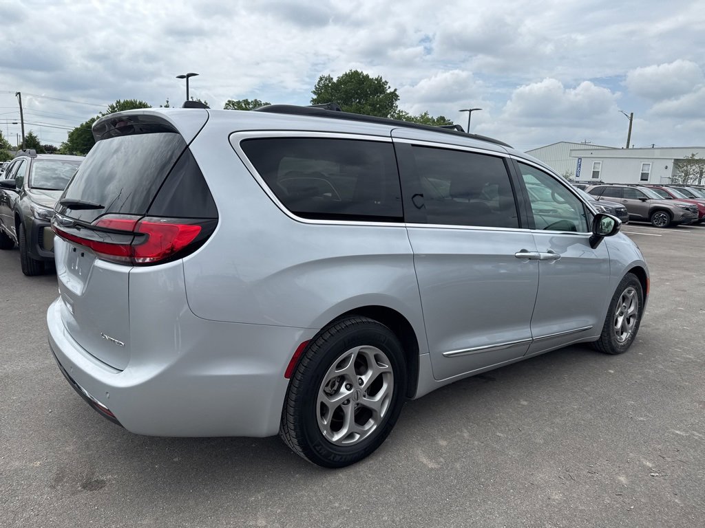 Used 2023 Chrysler Pacifica Limited image 6