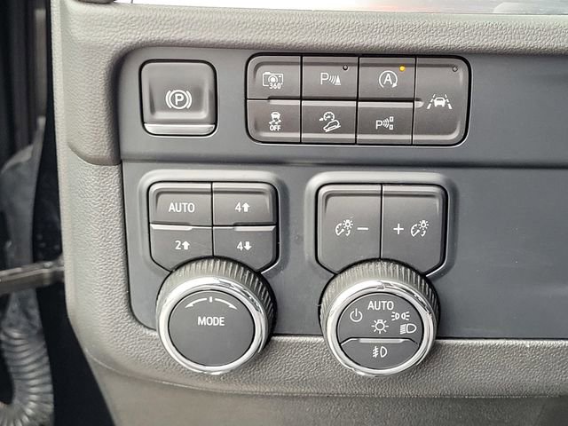 Used 2025 Chevrolet Suburban Z71 image 16