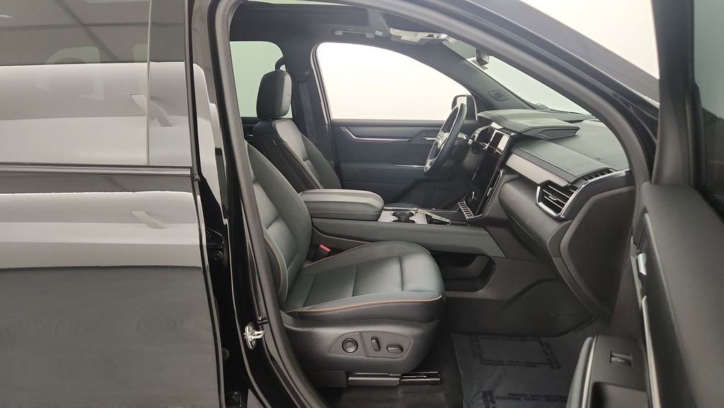 Used 2024 GMC Acadia AT4 w/ Luxury Package image 34