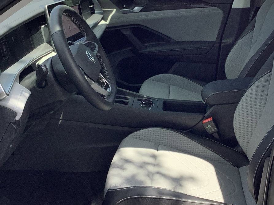 New 2026 Volkswagen Tiguan SE FWD image 23