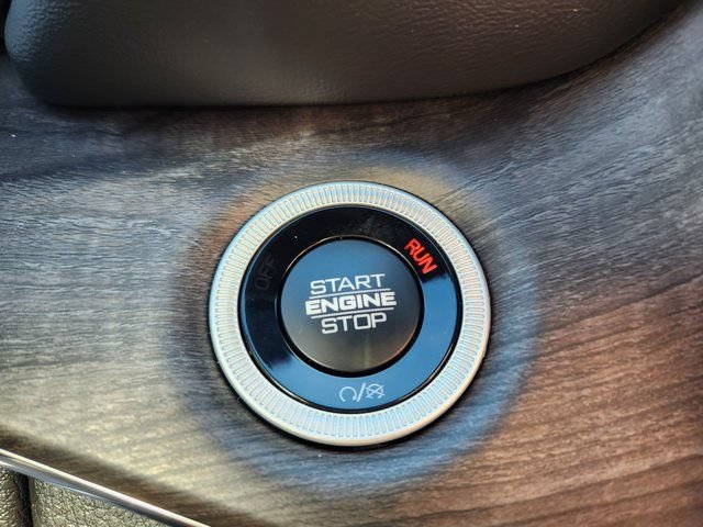 New 2025 Jeep Grand Cherokee Overland w/ Luxury Tech Group IV AWD/4WD image 18