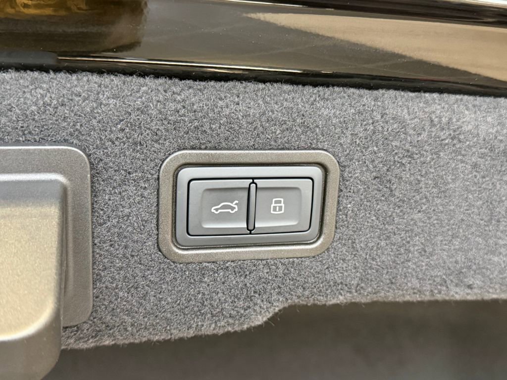 New 2026 Audi A8 L 3.0T image 17