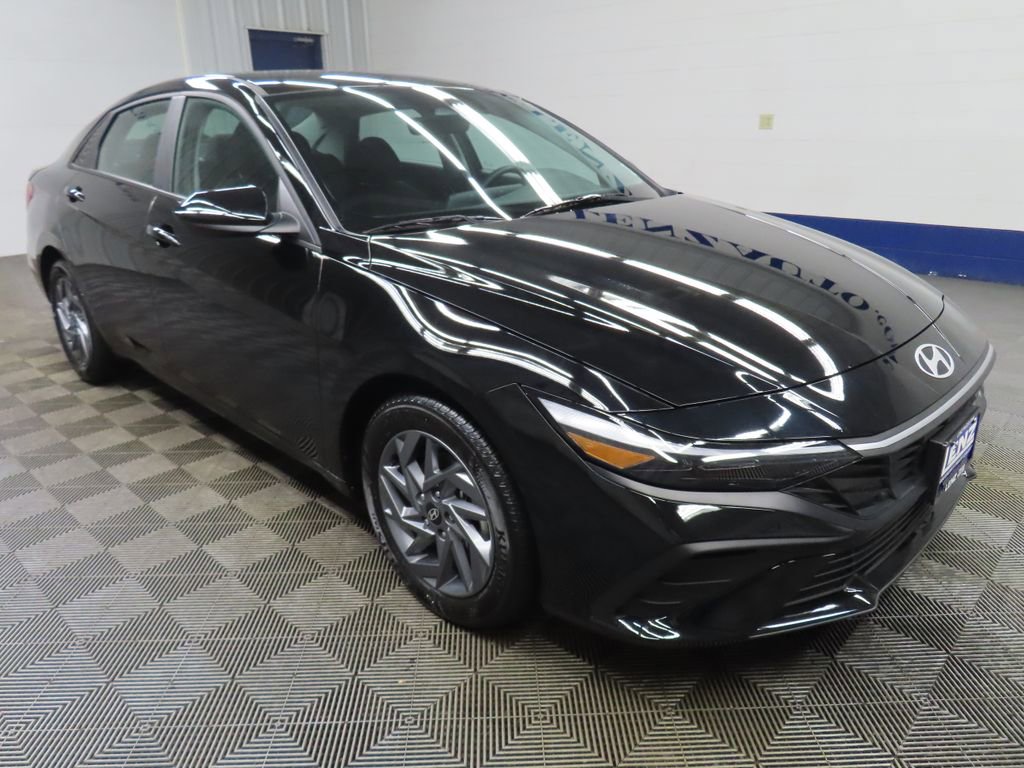 Used 2024 Hyundai Elantra SEL FWD image 3