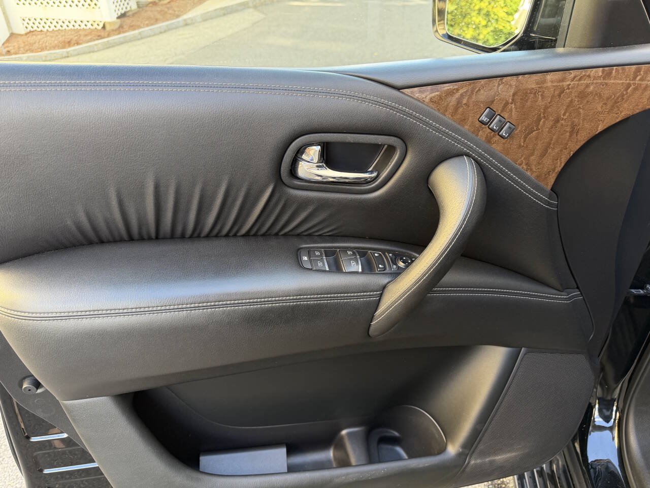 Used 2015 INFINITI QX80 4WD w/ Theater Package image 18