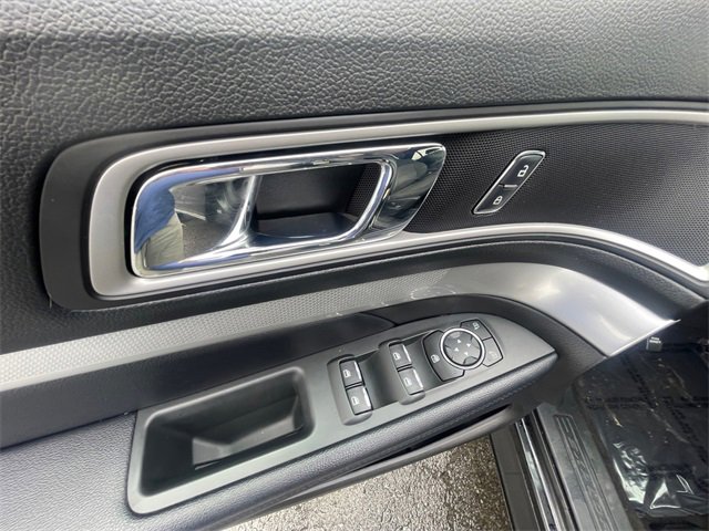 Used 2017 Ford Explorer XLT image 11