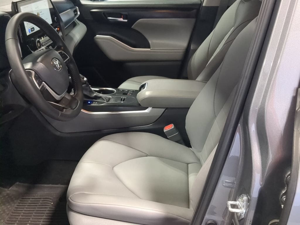 Used 2025 Toyota Highlander XLE AWD/4WD image 20