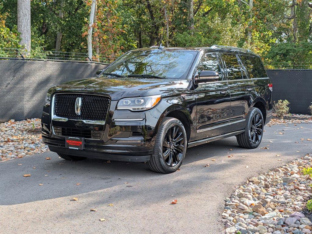 Used 2022 Lincoln Navigator Reserve image 1