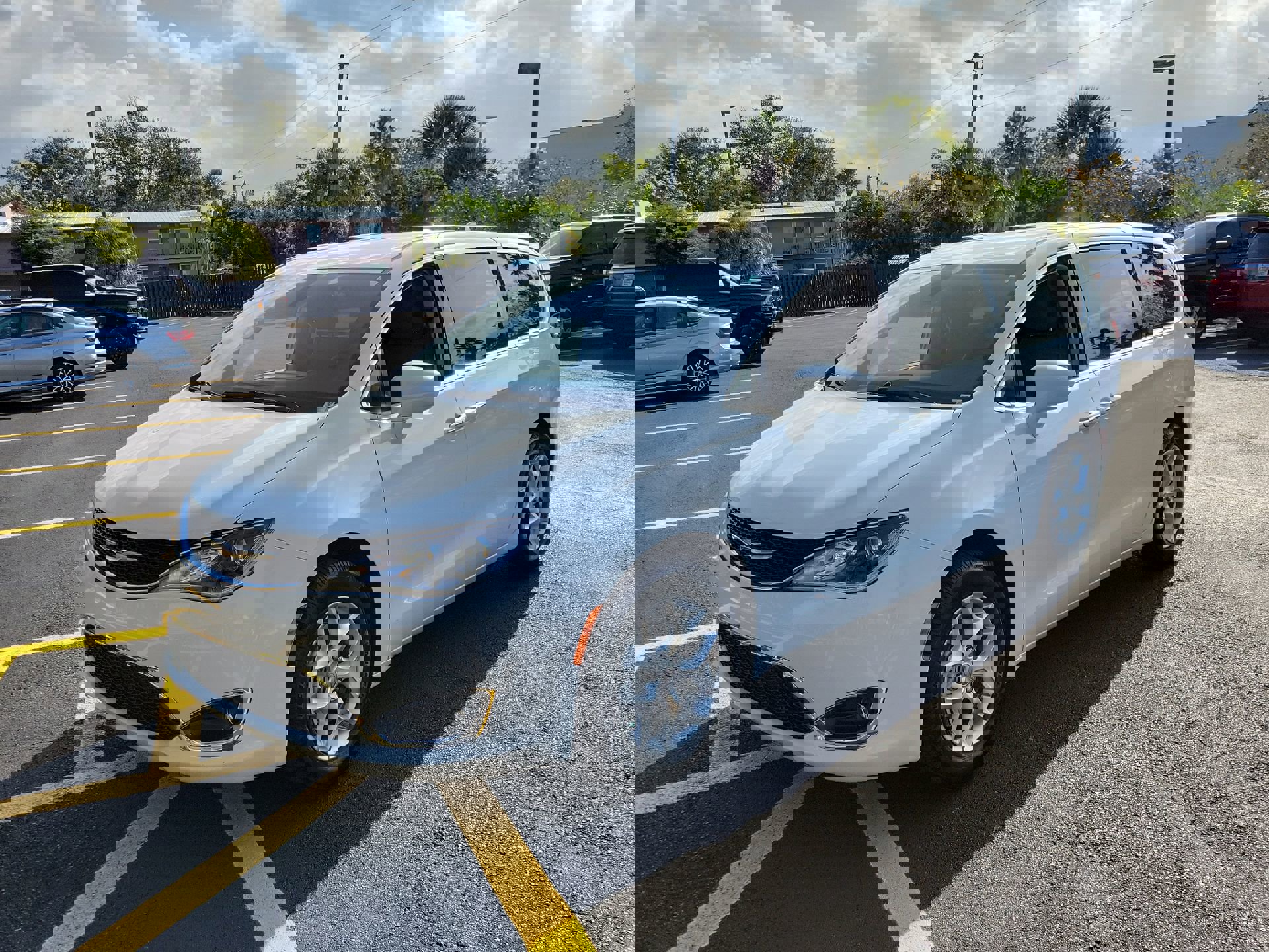 Used 2020 Chrysler Pacifica Touring w/ Tire & Wheel Group image 10