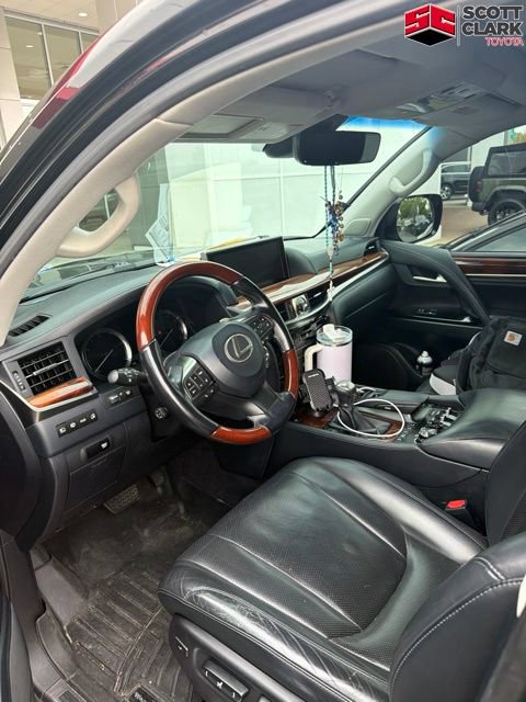 Used 2016 Lexus LX 570 4WD w/ Luxury Package image 3