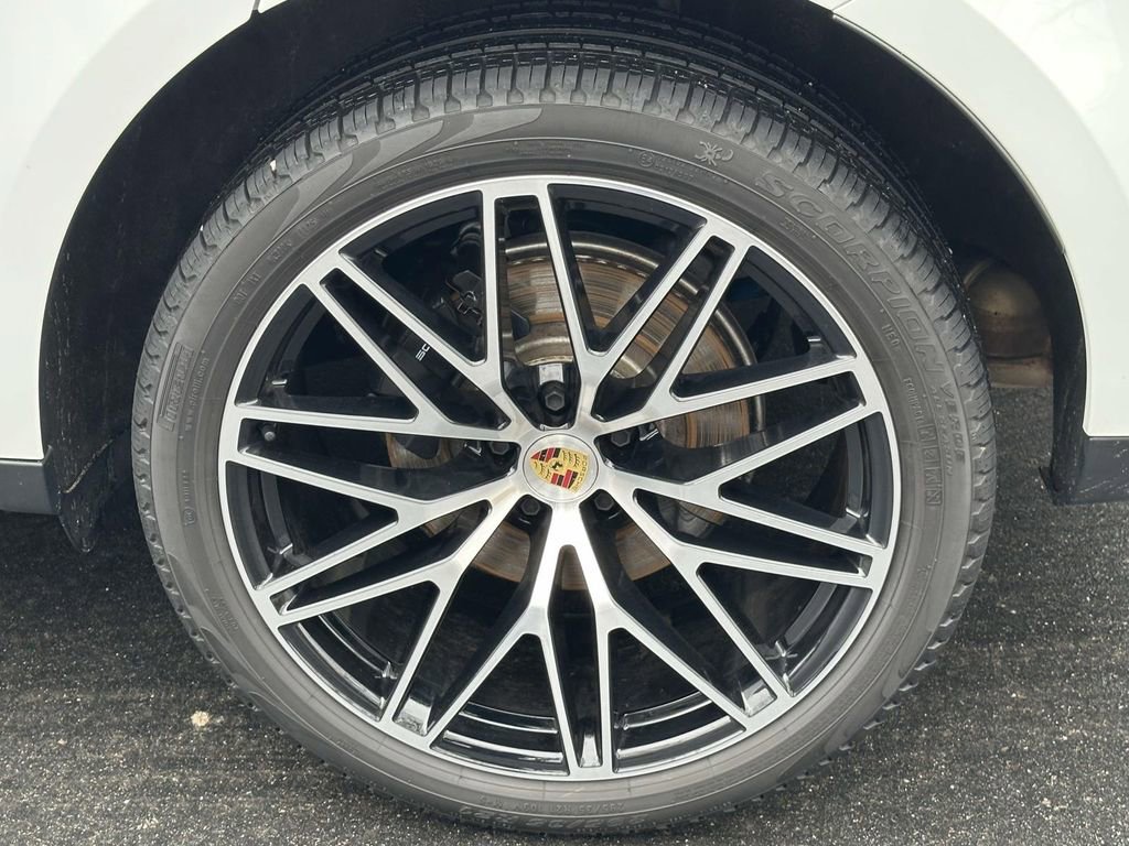 Certified 2025 Porsche Macan Turbo image 8