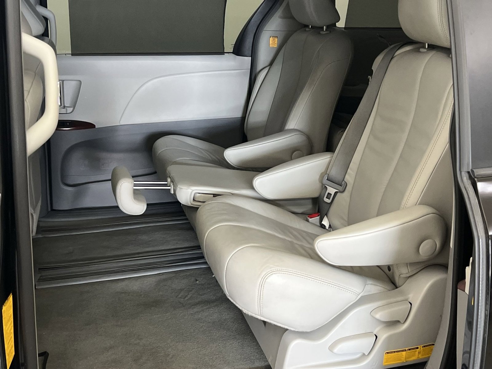 Used 2013 Toyota Sienna XLE image 23