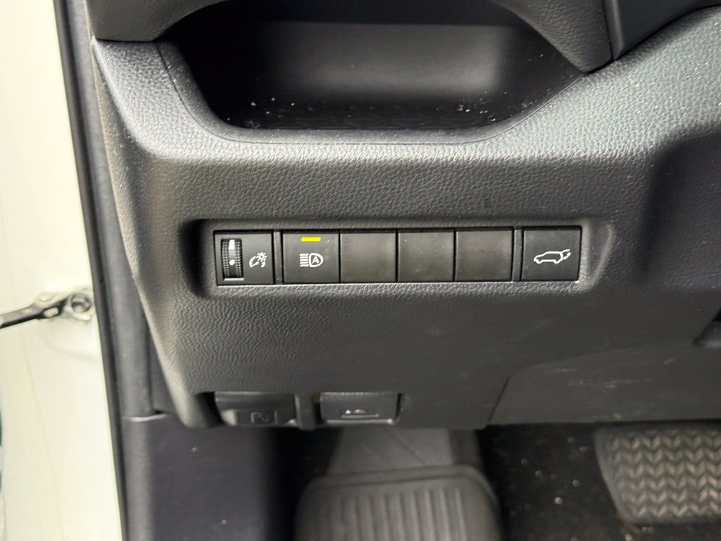 Used 2022 Toyota RAV4 XLE w/ Convenience Package FWD image 18
