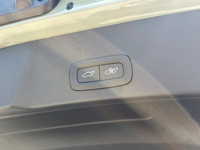 Certified 2025 Volvo XC40 B5 Plus AWD/4WD image 36