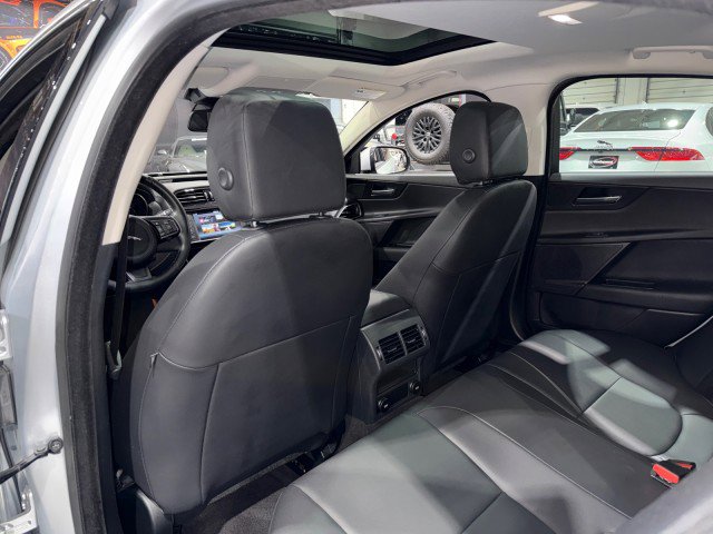 Used 2017 Jaguar XE Premium image 12