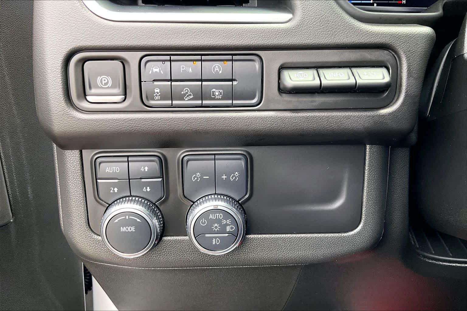 Used 2024 GMC Yukon AT4 w/ Technology Package AWD/4WD image 14