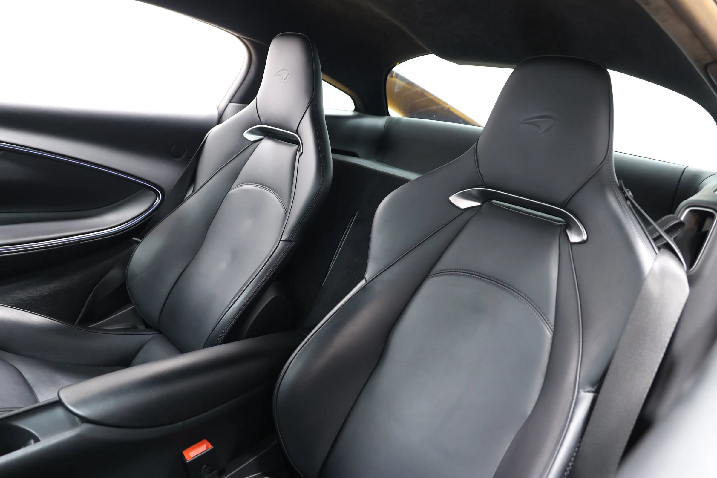 Used 2023 McLaren Artura RWD image 12